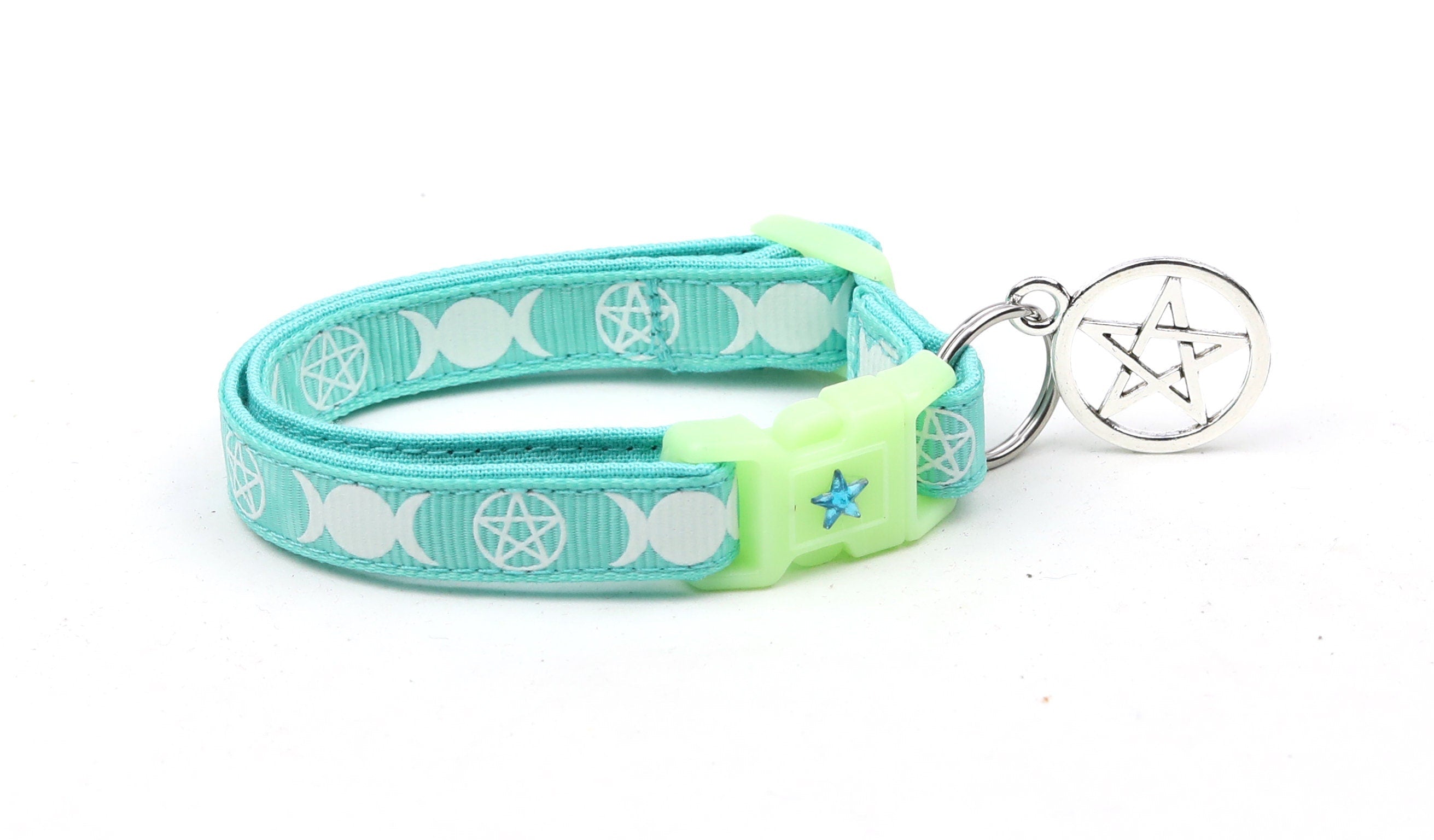 מכשפה מוכרת על קולר חתול אקווה