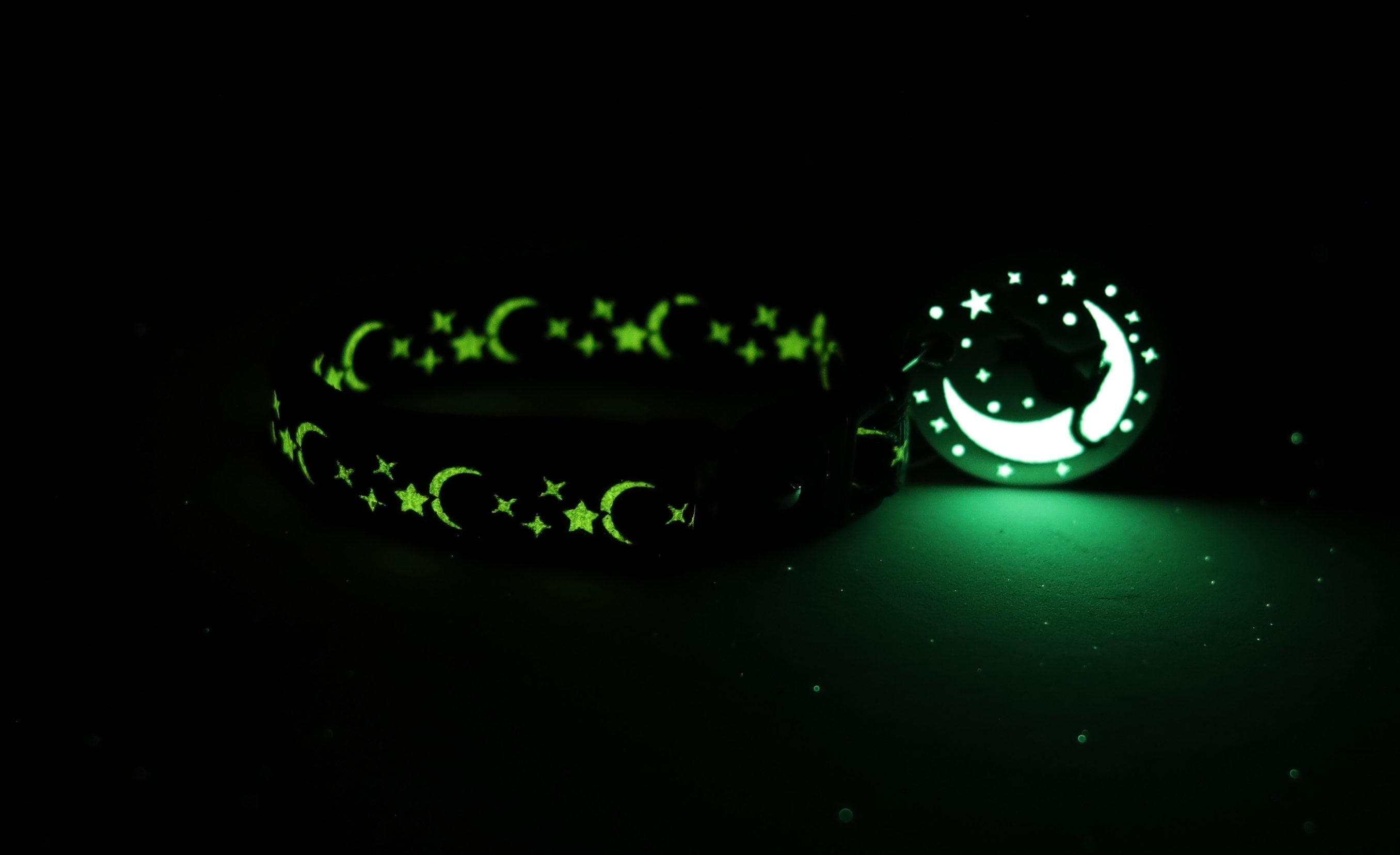 ירחים וכוכבים כסופים על קולר חתול כחול