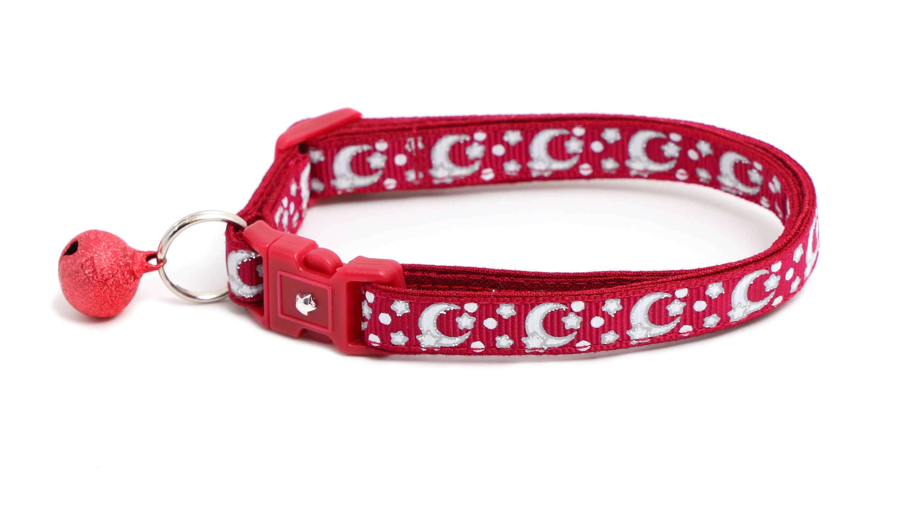 ירחים וכוכבים כסופים על קולר חתול אדום כהה