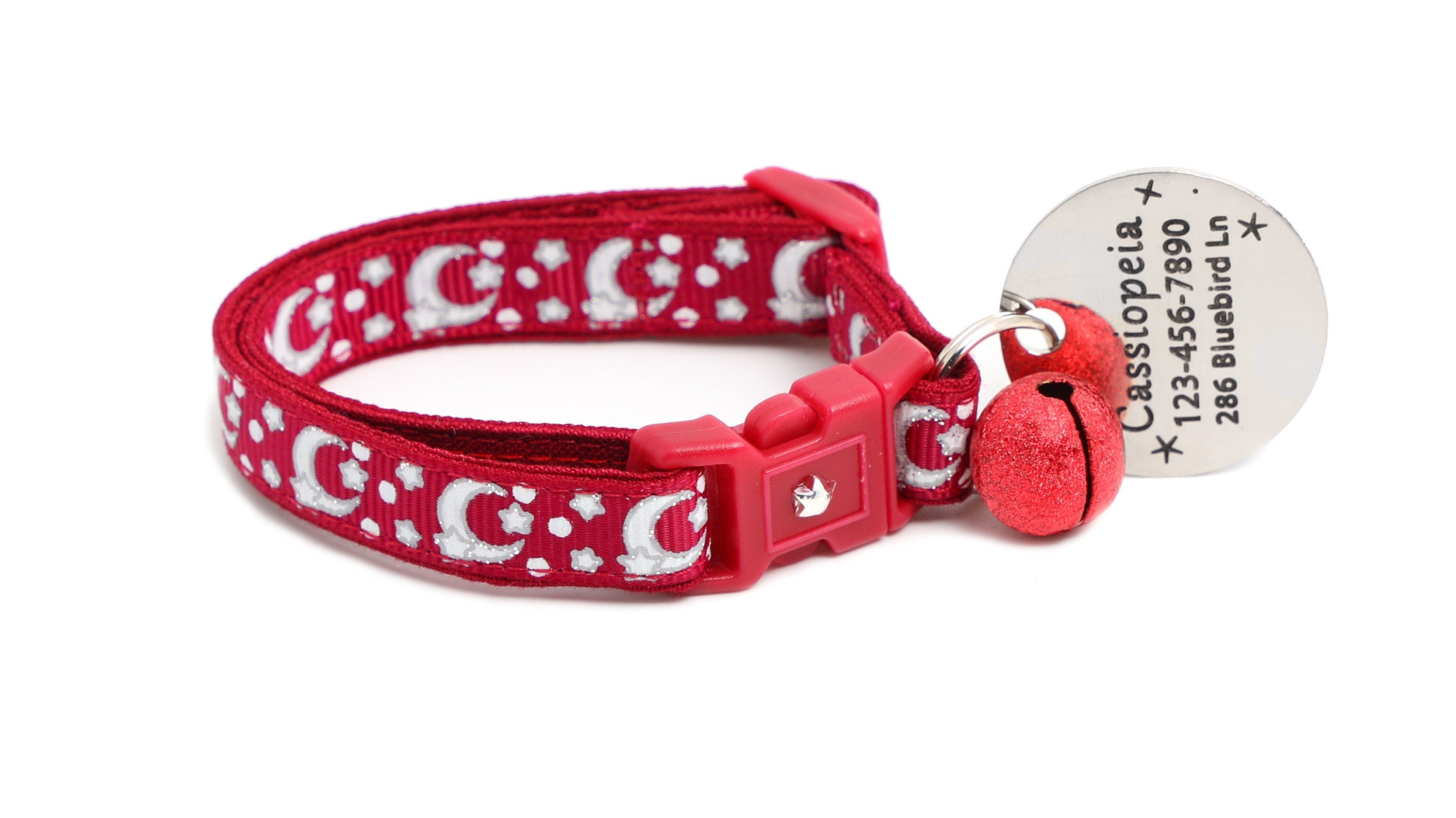 ירחים וכוכבים כסופים על קולר חתול אדום כהה