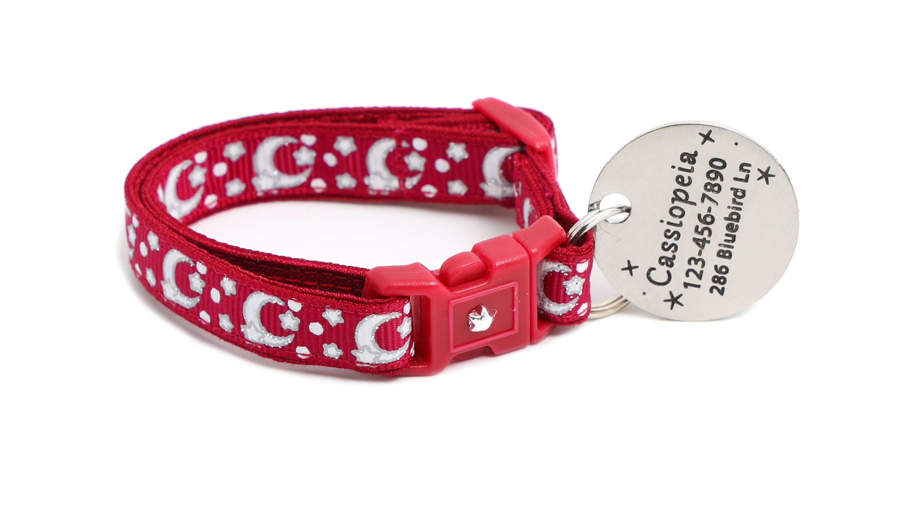 ירחים וכוכבים כסופים על קולר חתול אדום כהה